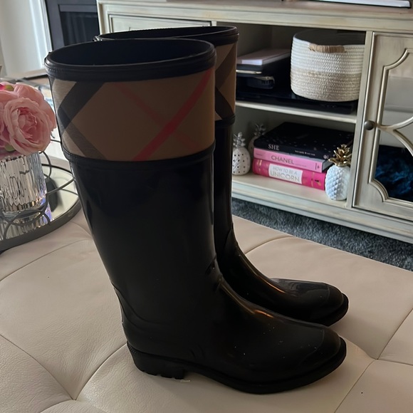 Burberry Rain boots 👢 size 7 run true to size - Picture 2 of 6